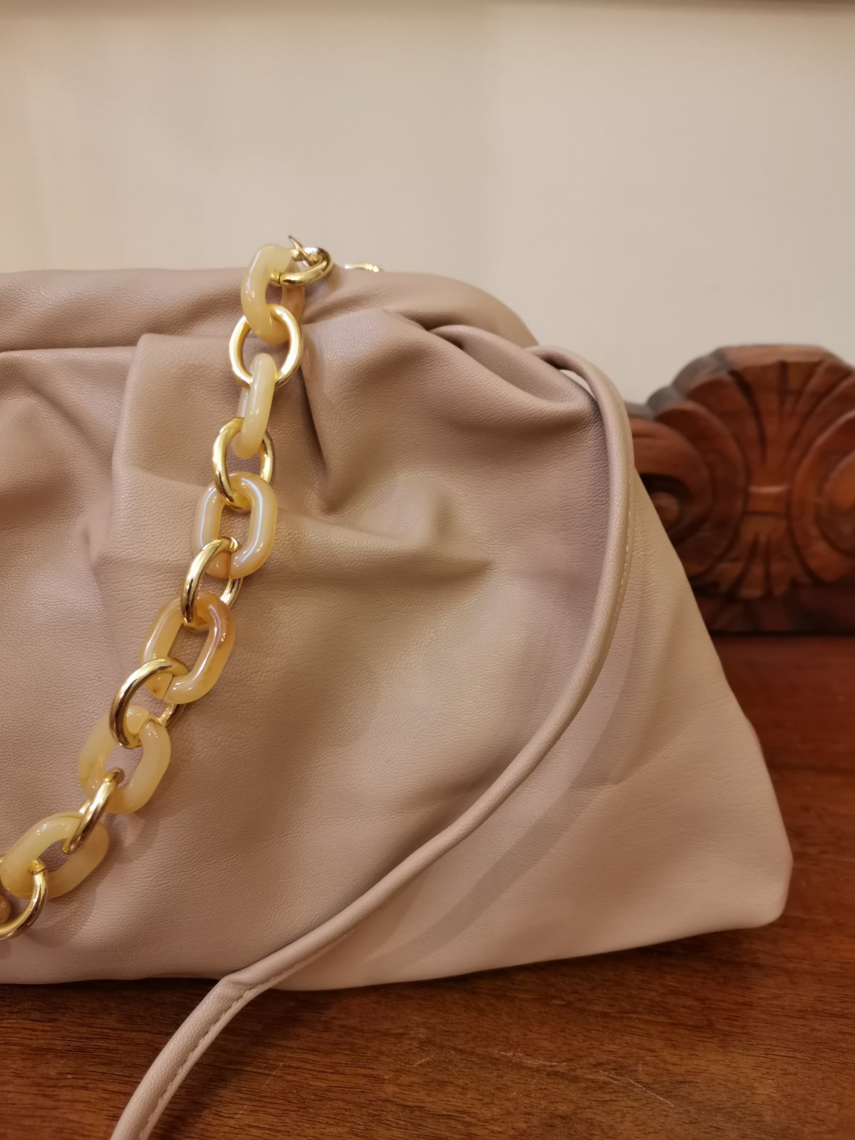 Armpit bag, in beige color  It has 2 straps