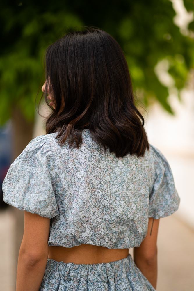 Μελαχρινή γυναίκα φοράει σύνολο Crop Top – Φούστα Βολάν σε σιελ χρώμα