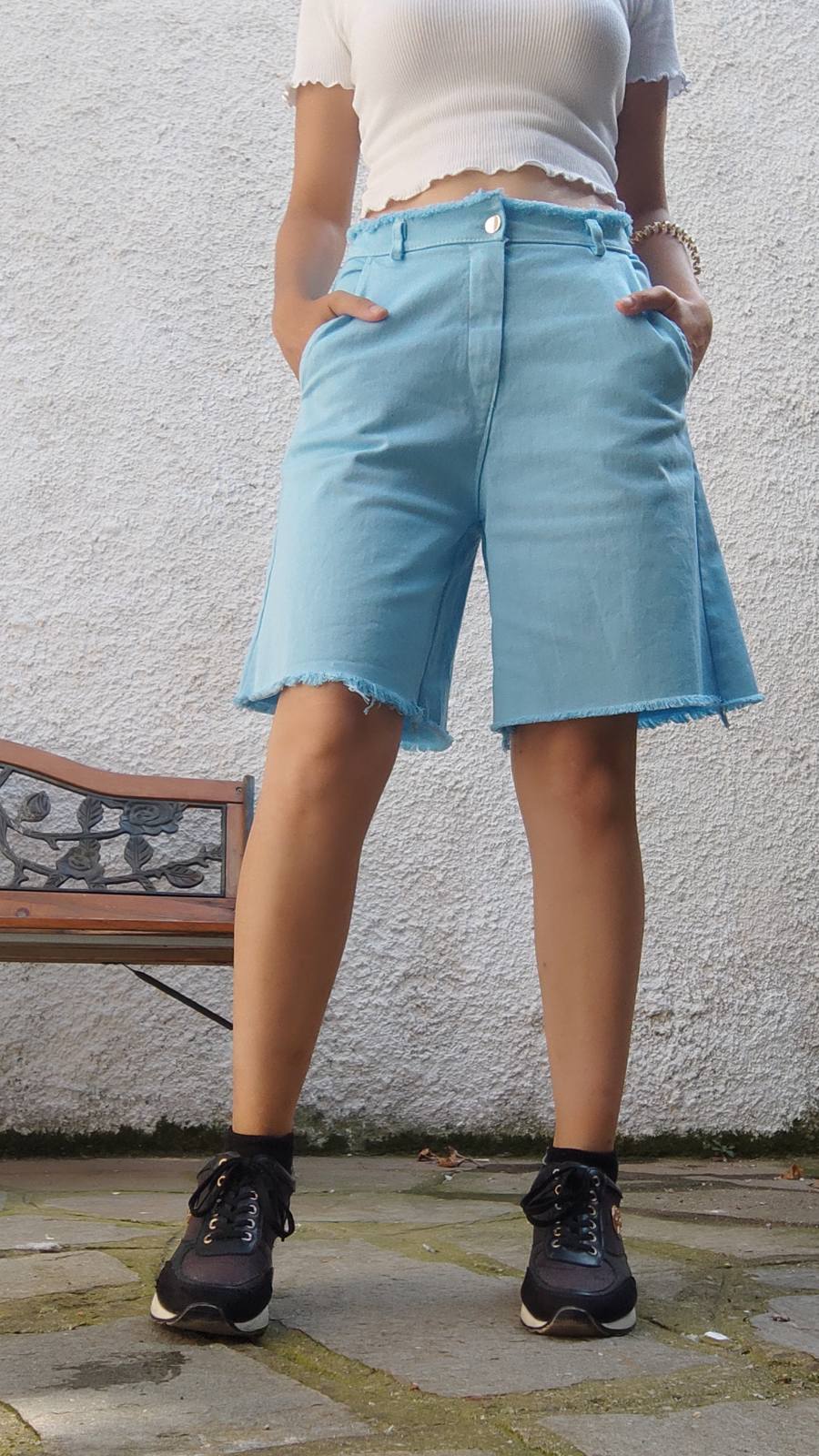 High-waisted jeans shorts with pockets