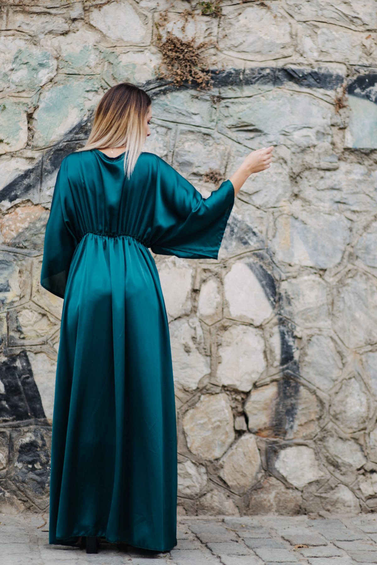 Maxi satin dress with sleeves in dark green