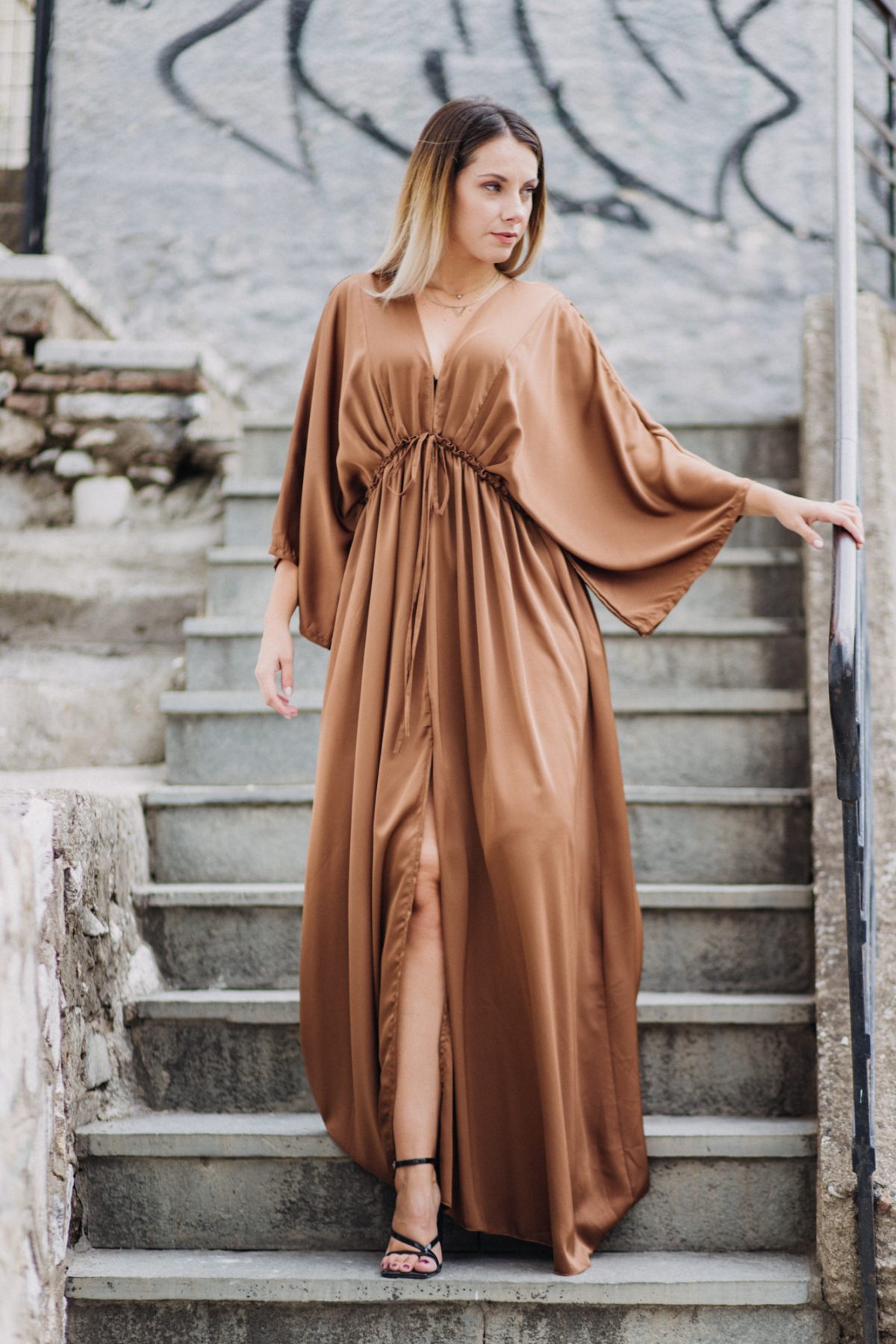 Maxi satin dress with sleeves in beige