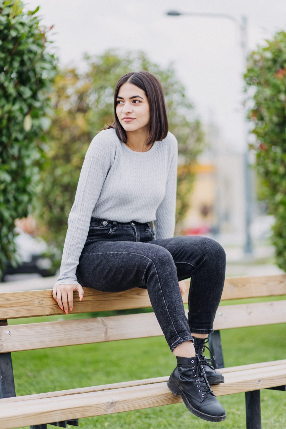 High-waisted black  jean with elastic in the middle