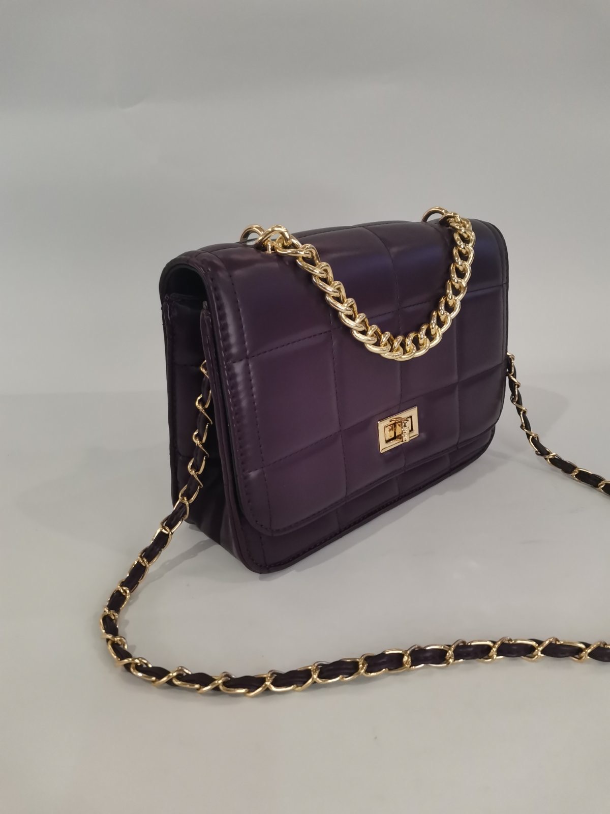 Shoulder bag with Chain in purple