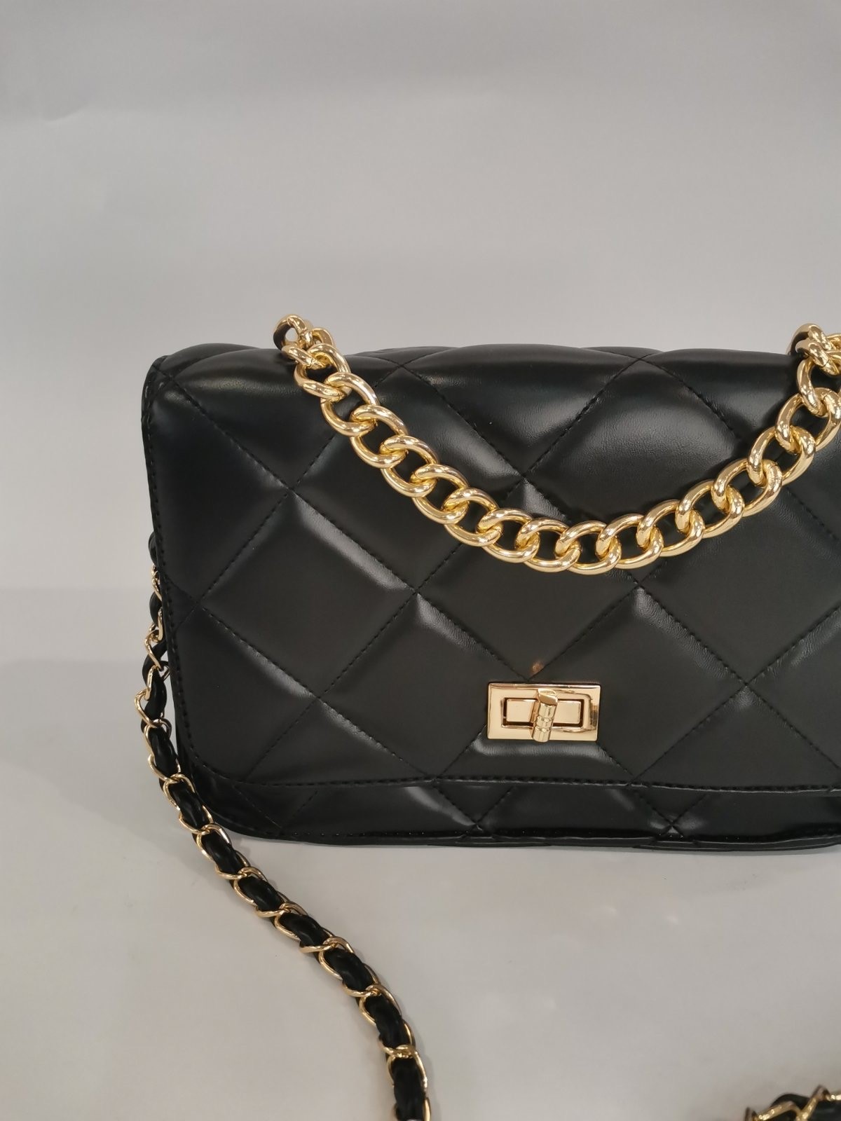 Shoulder bag with Chain in black