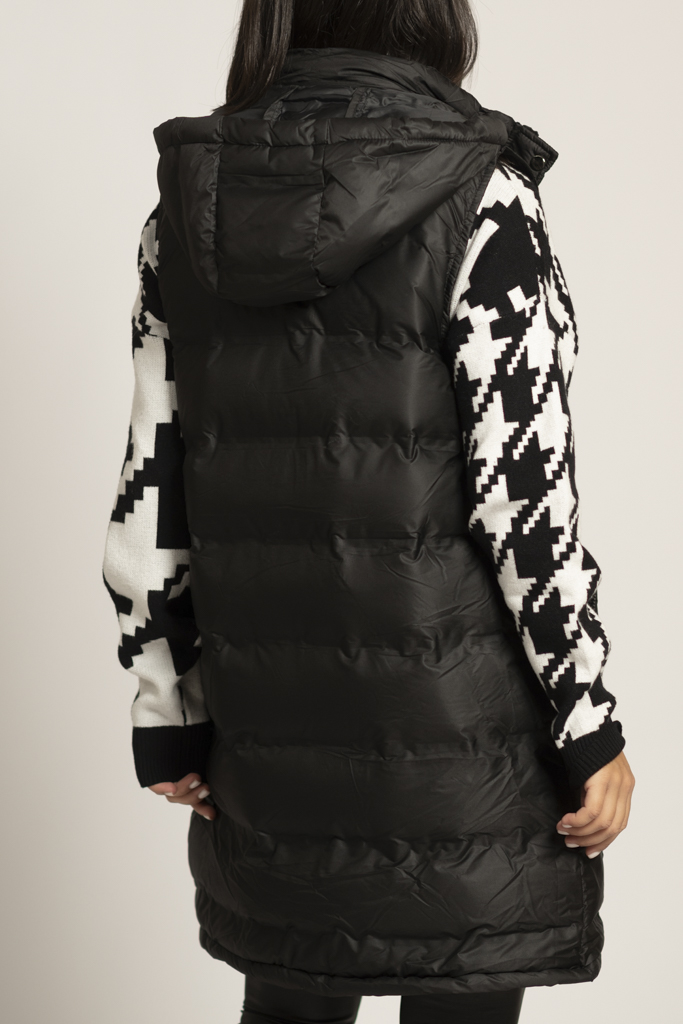 Sleeveless jacket with pockets and hood in black