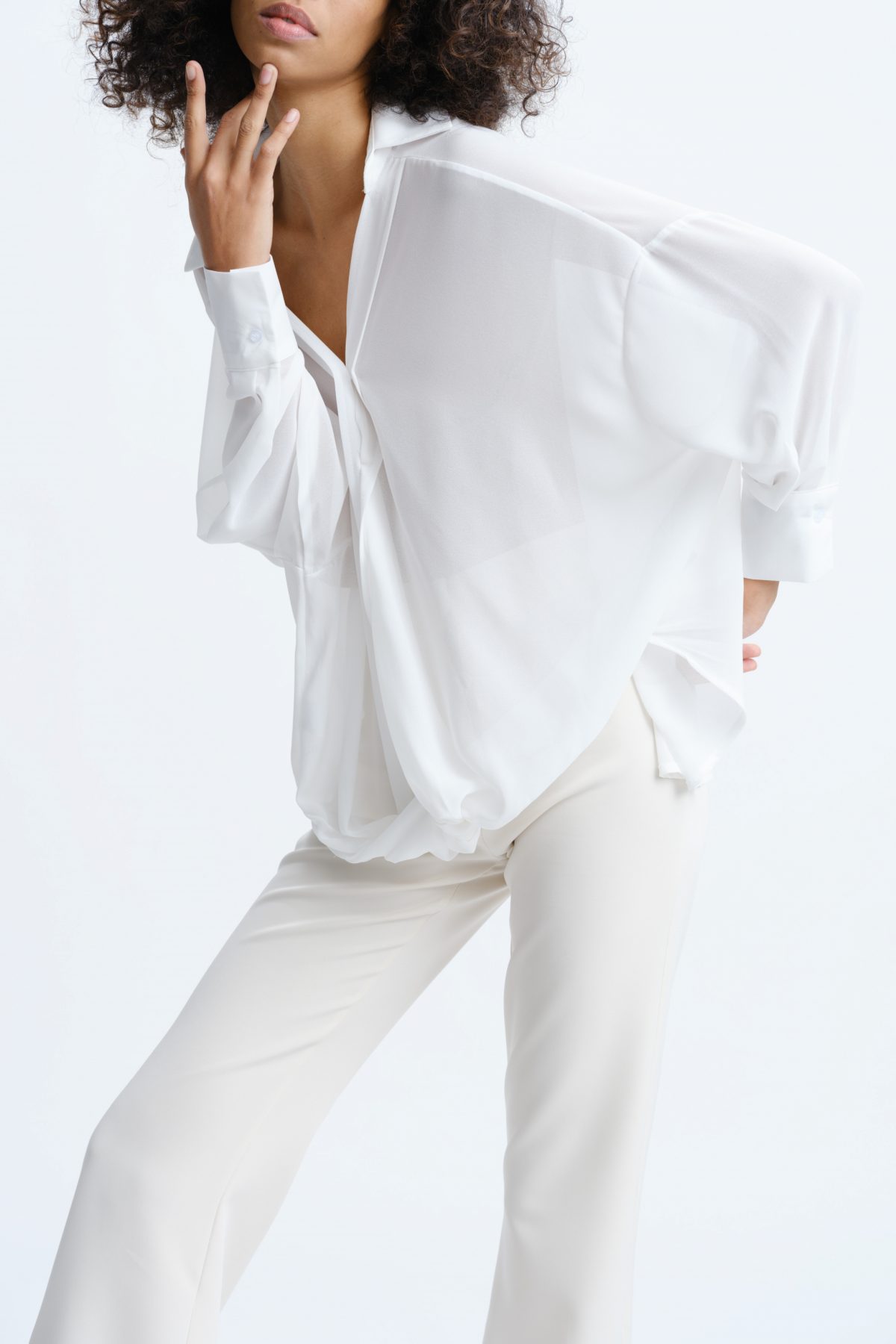 Airy shirt in white with  buttons