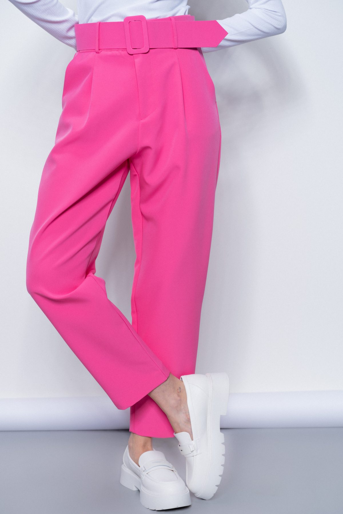 High-waisted pants with a belt in fuchsia color