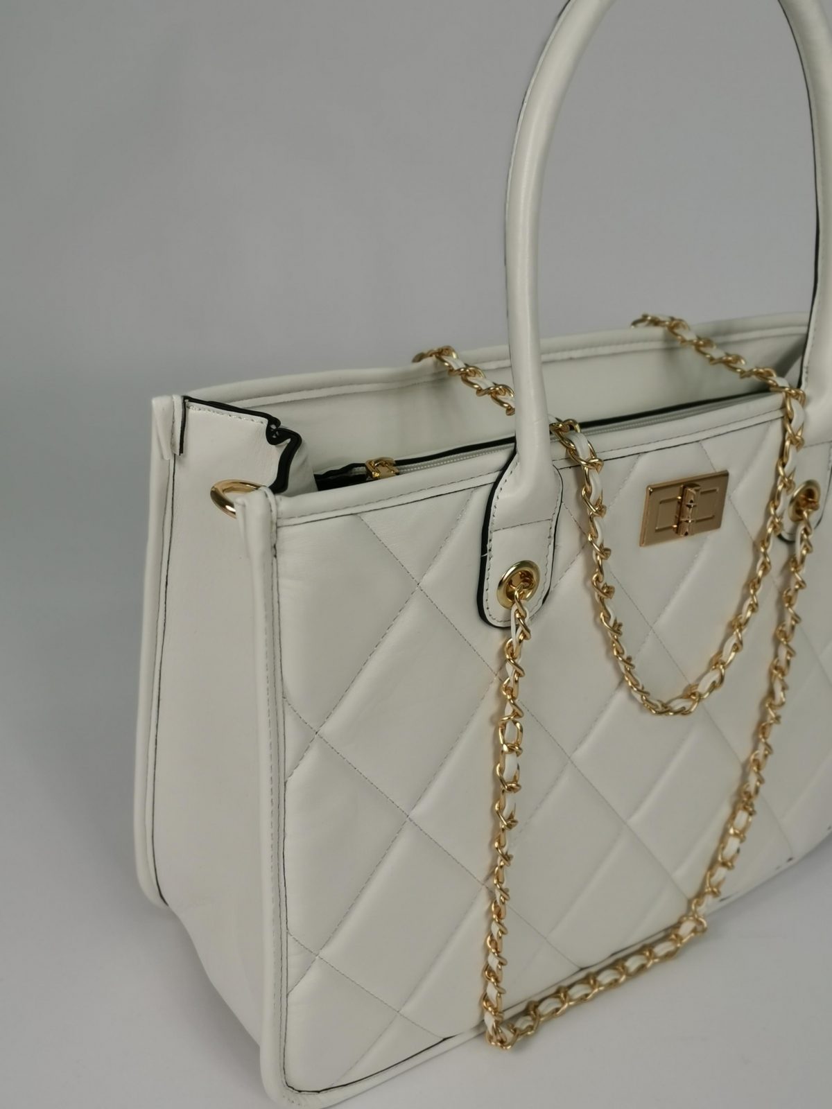 Large handbag in white with gold chain