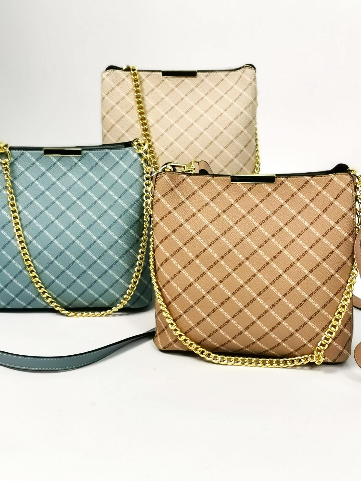 3 shoulder bags with gold chain in light blue, beige and off-white