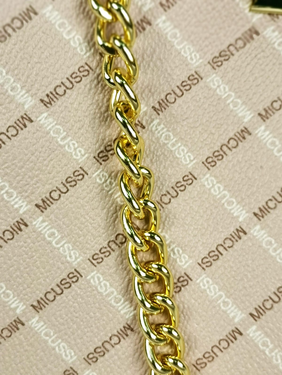 Beige shoulder bag with gold chain