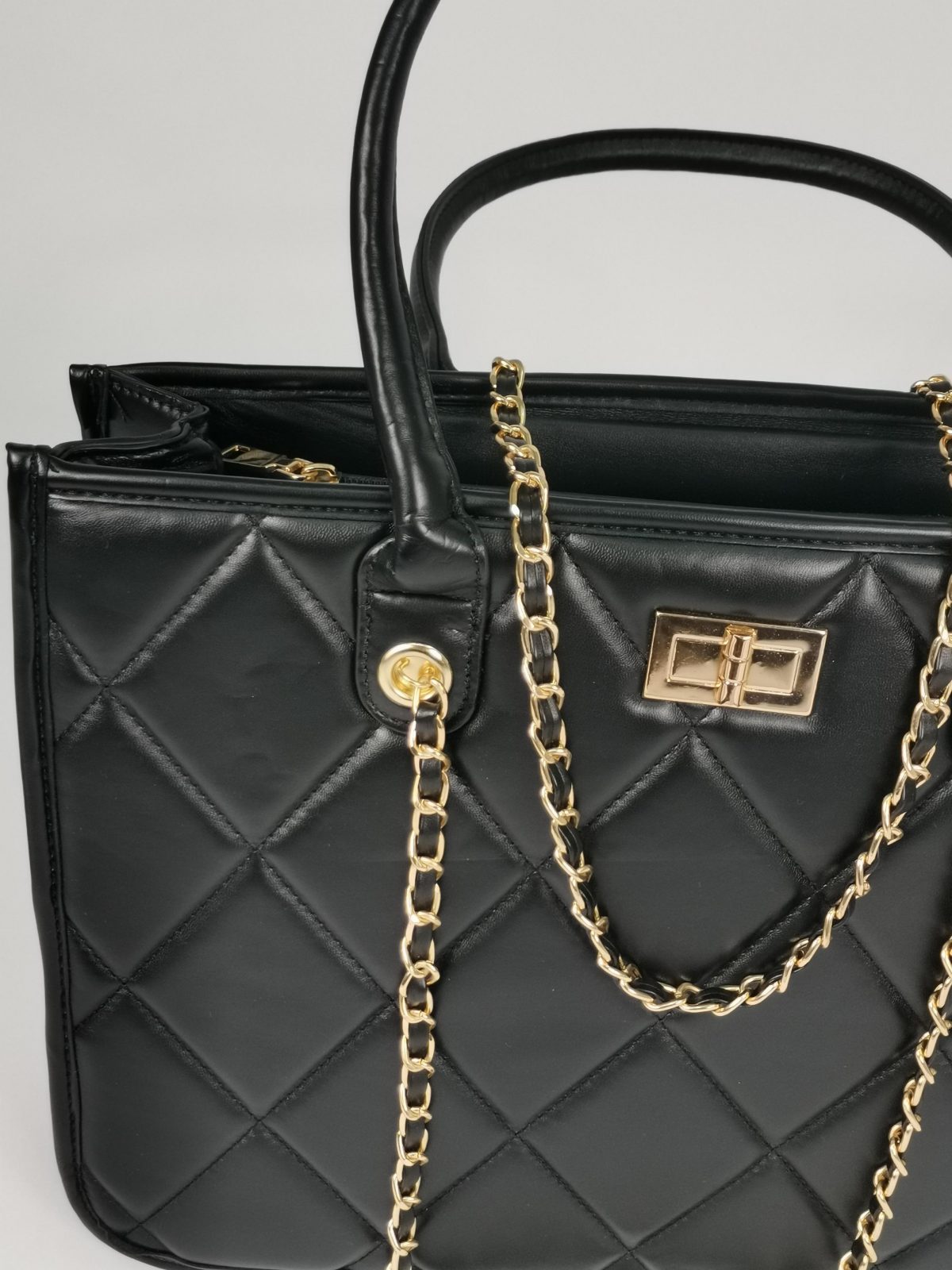 Large handbag in black with gold chain