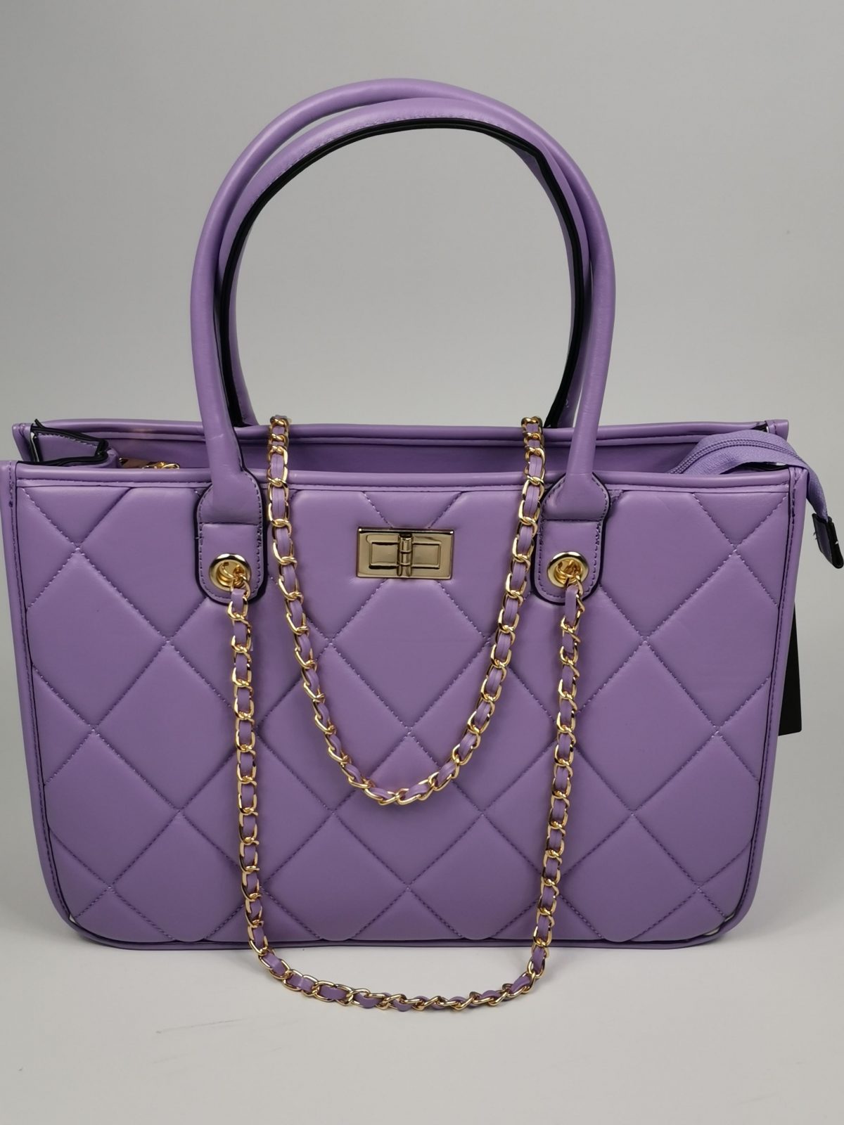 Large handbag in purle with gold chain