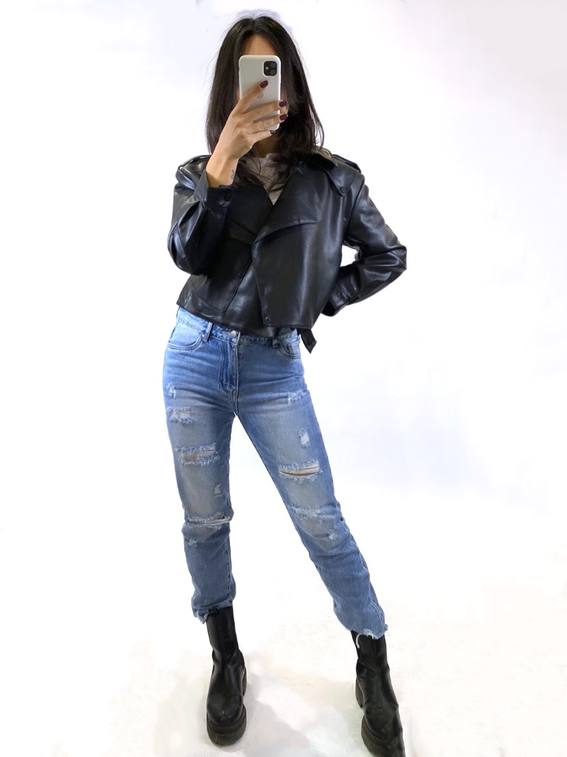 Short leatherette jacket in black color that fastens on the side