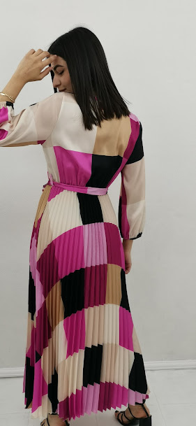 Pleated cruise dress in pink and beige shades