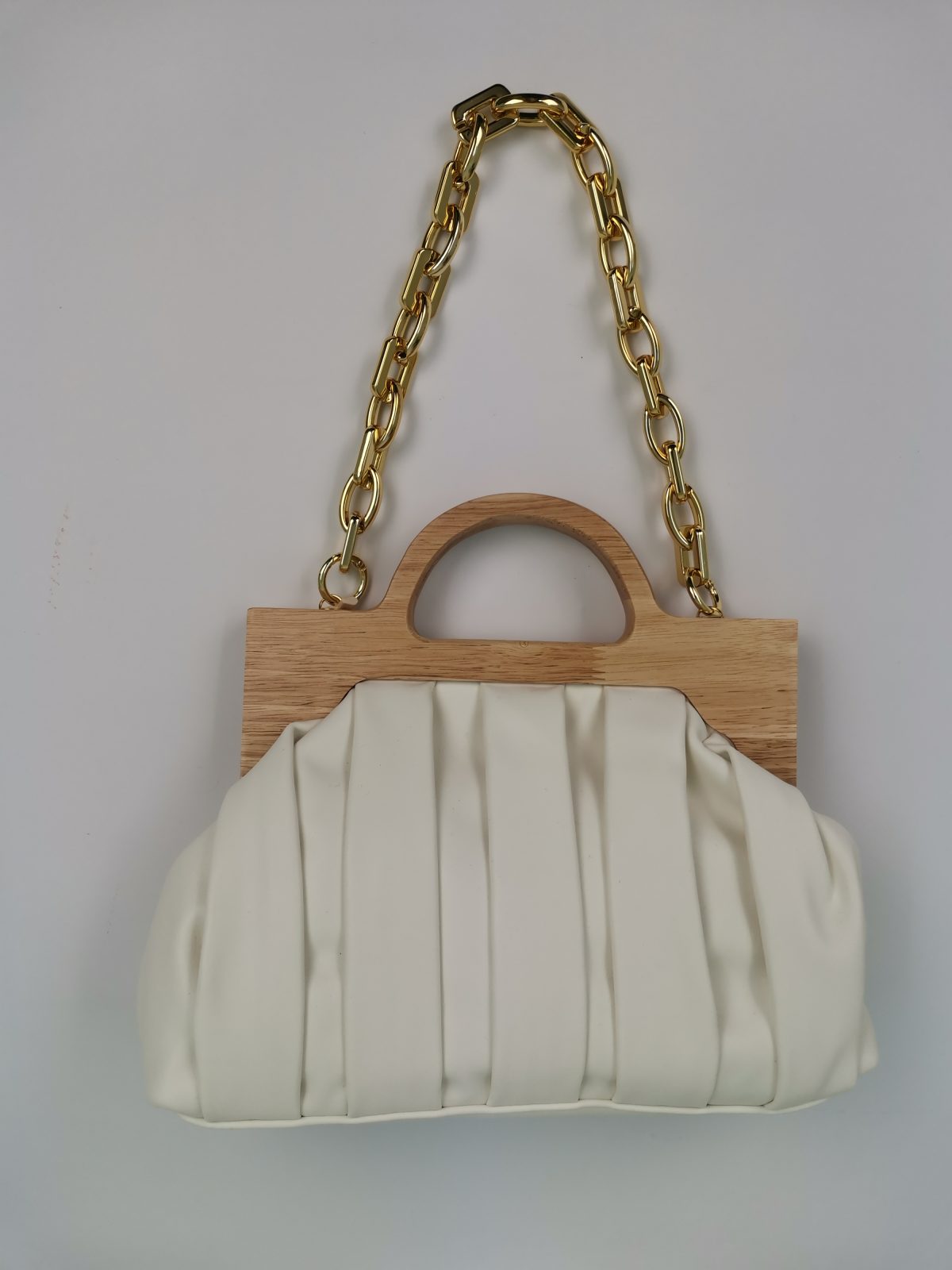 Τσάντα λευκή με ξύλινη λαβή και χρυσή αλυσίδα