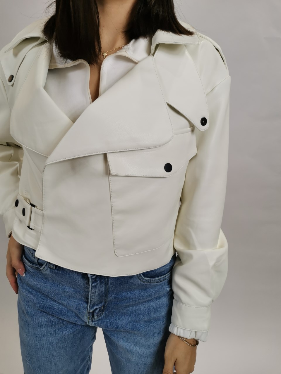 Short leatherette jacket in white color that fastens on the side