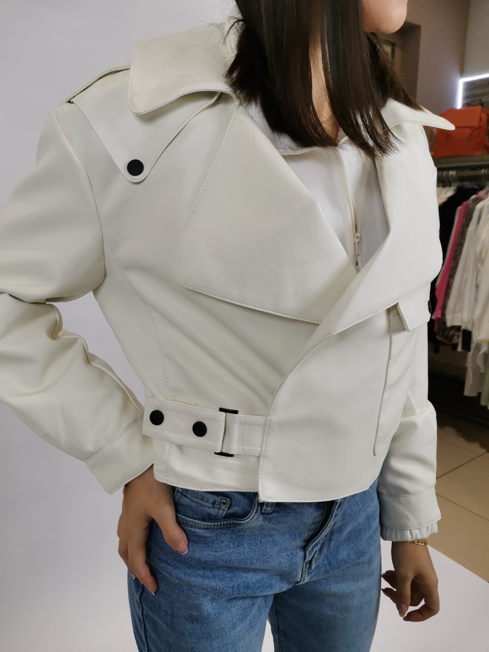 Short leatherette jacket in white color that fastens on the side