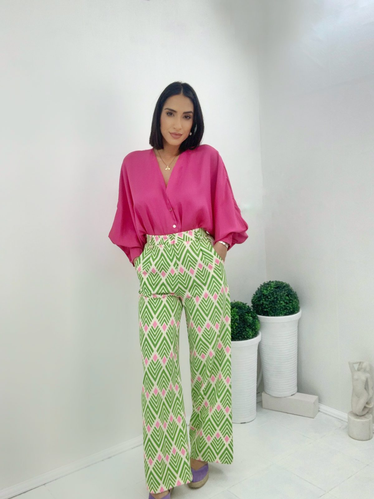 High-waisted pants with geometric patterns in green shades
