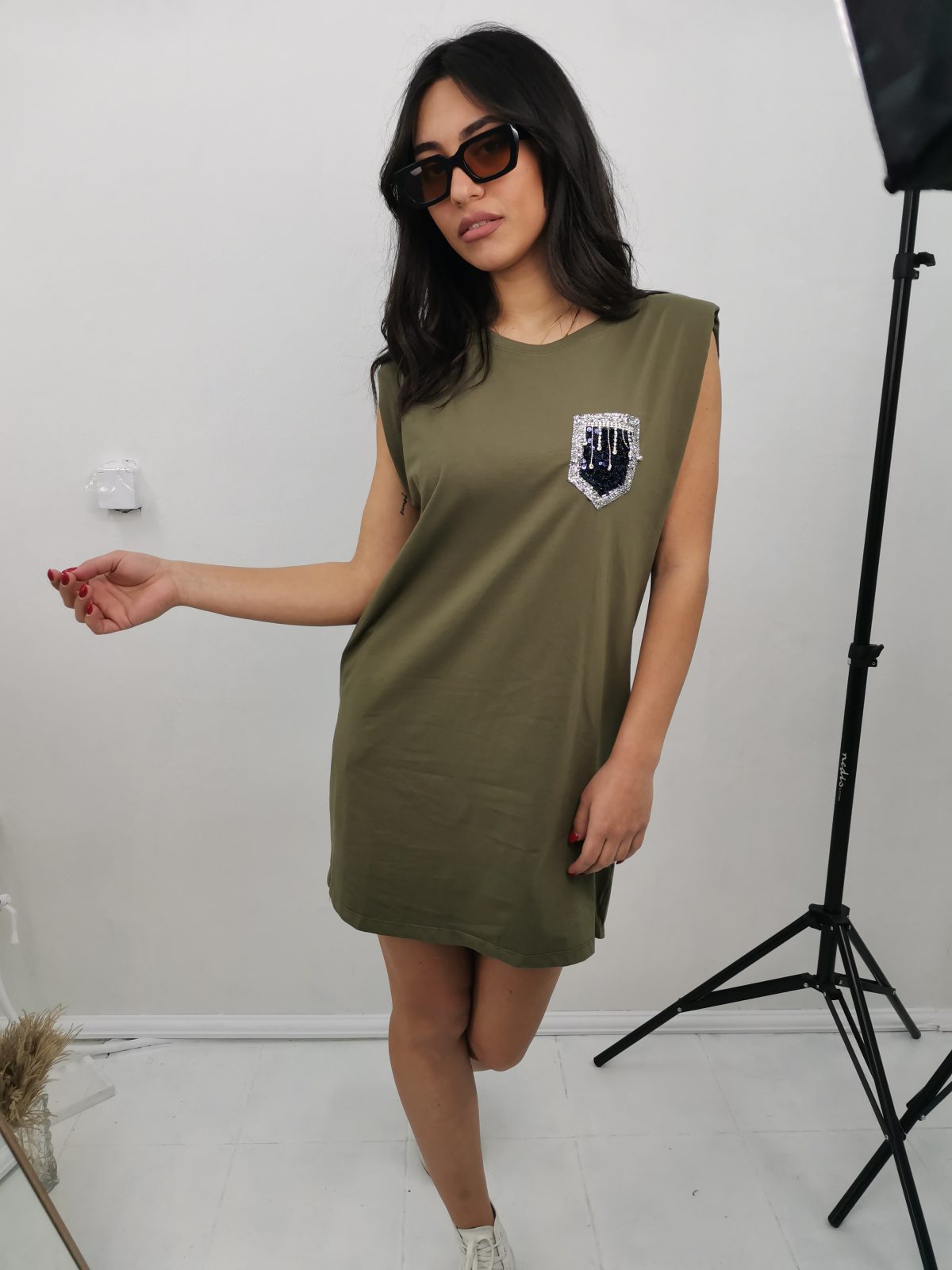 Sleeveless mako dress with quilts in olive color