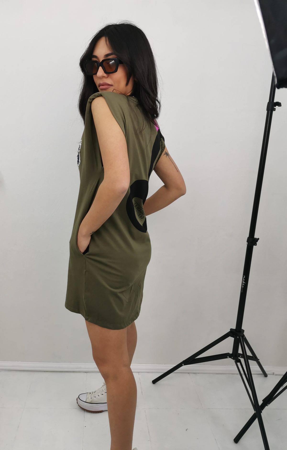 Sleeveless mako dress with quilts in olive color